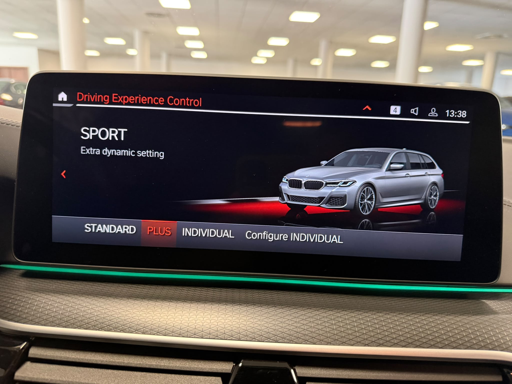 BMW Seria 5 2023 - zdjęcie 32